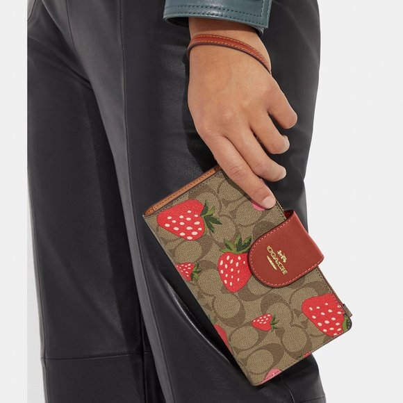 🍓 Coach Tech Wallet In Signature Canvas With Wild Strawberry Print - Picture 5 of 13